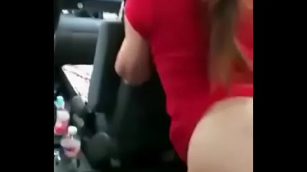 Cogiendo amiga chaparrita en el carro