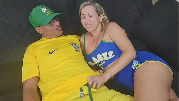Minha mulher safada me fez para de ver o jogo para tranzar, E te a bunda a safada me deu, Mirella Mansur