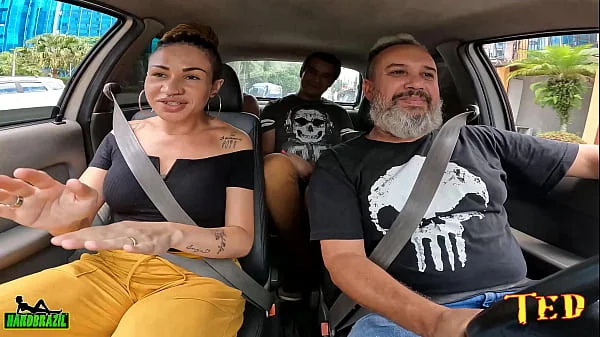 Casal de Swinger entra na carona e Sra Lovefire conta sobre seu GangBangs