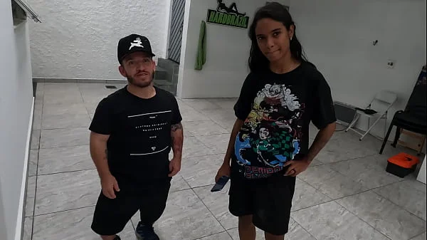 Pitoco chegou junto da ninfeta e quer meter o ferro