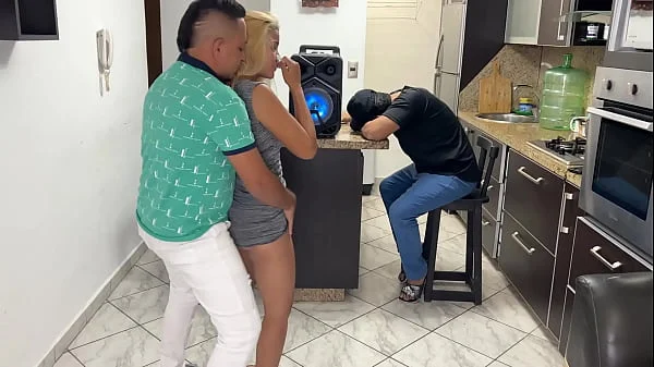 Mi Amigo me Presto a su Novia para Bailar Pero se me Levanto la Polla cuando Empezó a Frotarme su culo al Frente de su Novio