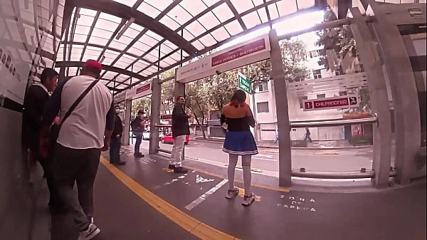 Llevaba un falda muy corta y no puede evitar rozarle mi verga en las nalgas, ARRIMONES CDMX