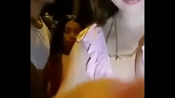 Dos amigas chupando pijas en la calle