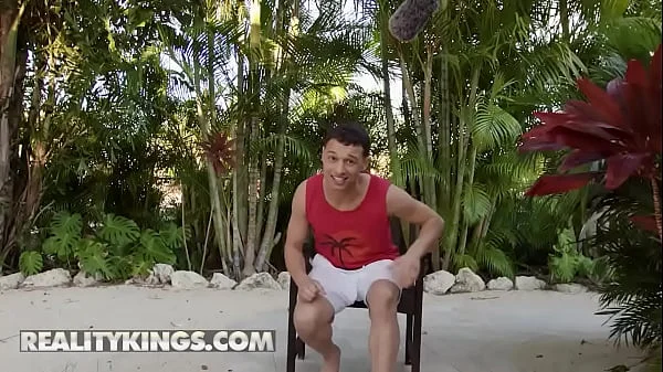 Kiki Klout Repay Johnny Love By Sucking His Dick After Finding Her Diamond Earring In The Beach - Reality Kings