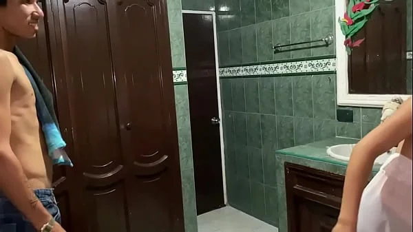 le cojo el coño a mi madrastra joven cuando ella lavaba el baño