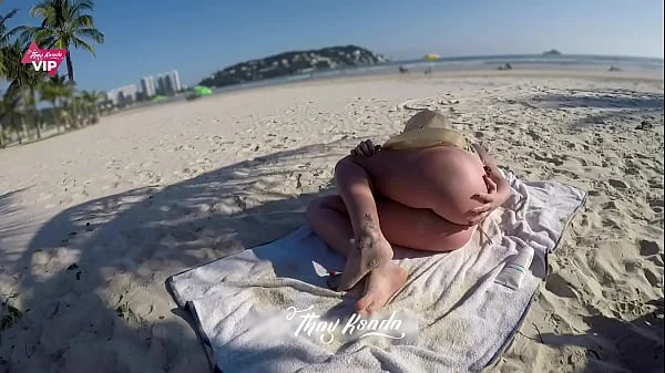 Não resisti e gozei ali na praia mesmo e foi delicioso