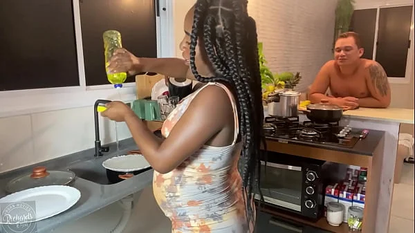 Rapidinha na cozinha com direito a gozada dentro da buceta apertada da grávida linda Bruna Black
