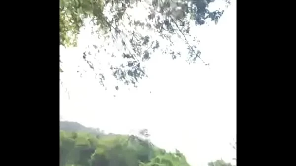 M amiga mostrando el culo en el rio