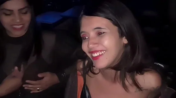 Baixinha, magrinha e novinha sentado e rebolando no pau na cabine do club de swing