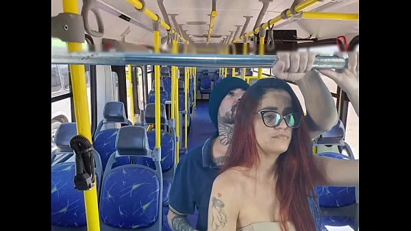 Estudande e fodida por estranho dentro do onibus!