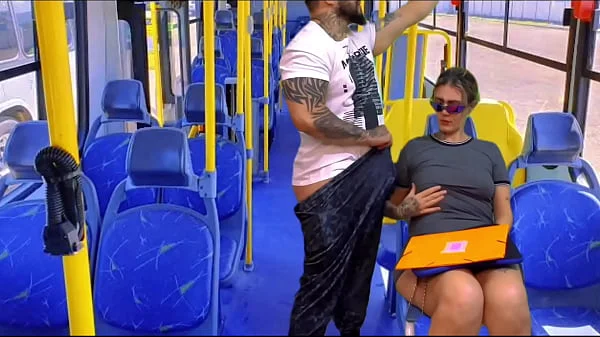 acochei a minha vizinha ninfeta vindo da escola dentro do ônibus público safada não conseguiu resistir e caiu d boca na minha rola ali mesmo( completo no sheer e red)