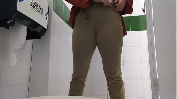 Secretaria atrapada en baño publico meando
