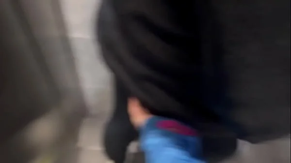 Mi compañera gimnasio y yo nos encontrábamos calientes y terminamos masturbandonos en el baño del gimnasio.