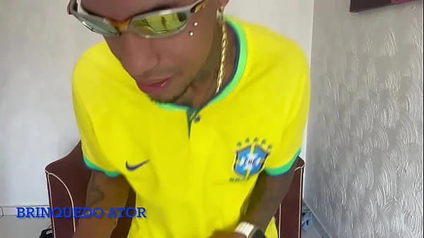 SEXO GOSTOSO COM ESSA MAGRINHA E ELA TIRA A CAMISINHA PARA SENTIR O PAU NA BUCETA E DÁ ATÉ O CUZINHO