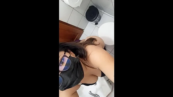 hermosa enfermera inicia en el porno casero desde su lugar de trabajo!! se pasea en el baño, luego en el cuarto de cirugias y finalmente llega a su casa a masturbarse intenso con orgasmos deliciosos