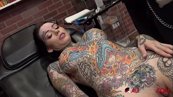 Tiger Lilly gets a forehead tattoo while nude