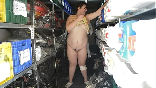 Se folla a la gorda en el almacén de recambios del taller. Es una gorda muy viciosa que quiere que le metan herramientas por el coño