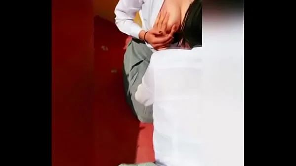 Alumnas Lesbianas Besándose Atrás de los Salones! Alumno Graba a DOS Estudiantes Lesbianas FAJANDO Atrás de los Salones, Las y las CONVENCE para COGERSELAS y Hacen un Trío Dentro de la Escuela! Sexo Publico!VOL2