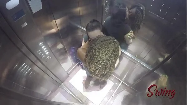 Flagramos a Bonequinha Sado e Arlequina no elevador da putaria - Vídeo completo no RED