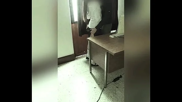 CÁMARA Graba a MAESTRO Y ALUMNA en la Oficina del Colegio! Colegiala Mexicana se DEJA FOLLAR por el PROFE por una MEJOR CALIFICACIÓN! Video Amateur Real!