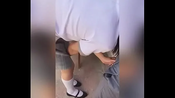 ESTUDIANTE Mexicana CHUPANDO una VERGA en la Escuela y al Final la PONEN de PERRITO y se la COGEN ATRAS de los Salones! Se SALE de Clases para CHUPARLE la Verga a un Amigo a Escondidas! Sexo Real Amateur! (SEGUNDA PARTE)