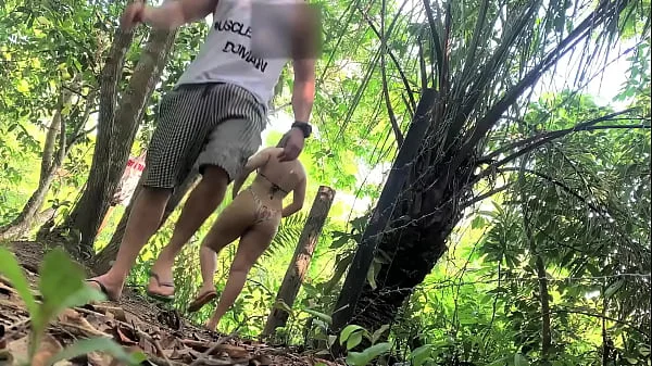 Esposa rabuda em publico empinando o bundão transando na praia