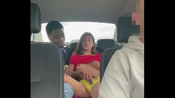 Camara oculta graba a una pareja de jovenes follando en un taxi