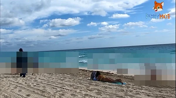 Exhibiendome un poco en la playa, mostrando mi culo en tanga y mis tetas al aire